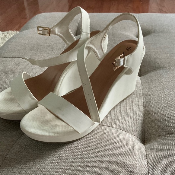 White size 6 heels from Ardene - Picture 1 of 3
